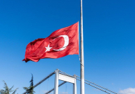 تنكيس العلم التركي على السفارة في تل ابيب حدادا على اغتيال هنية 